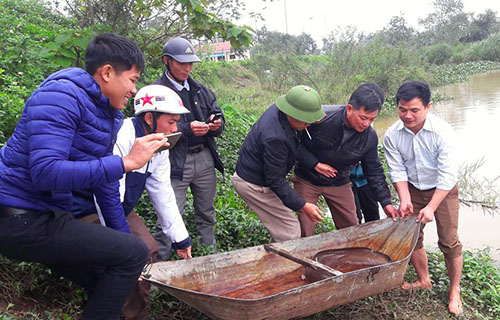 Người[-]dân[-]mua[-]cá[-]chình[-]nặng[-]9kg[-]phóng[-]sinh